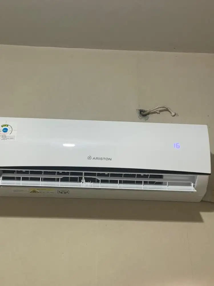 Jual Ac second merk Ariston 1/2pk baru di pakai 5 bulan