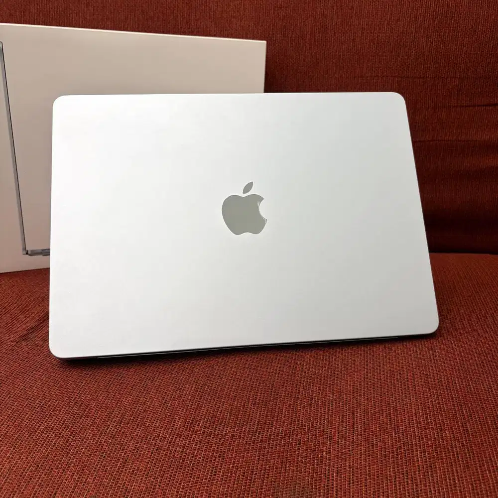 MacBook Air 13 inch 2026 M5 RAM 16/512GB second Fullset Garansi ON Sky
