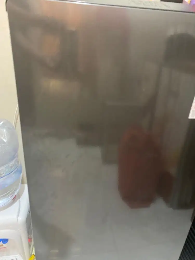 Jual Kulkas Merk Aqua 1 pintu baru di pakai 5 bulan masih ada garansi