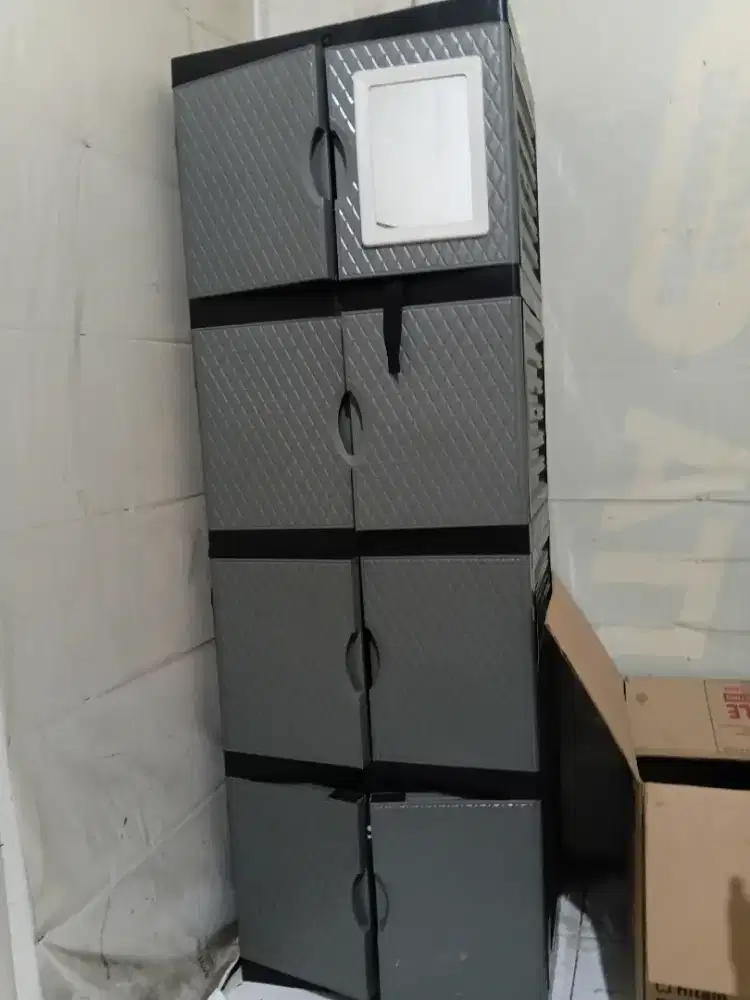 lemari 4 pintu ada kaca