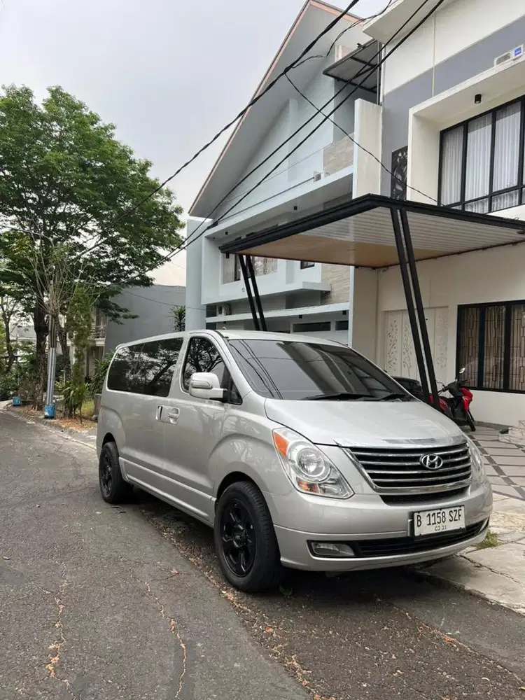 Hyundai H1 2.4 AT Bensin Velg HRS garansi matic dan transmisi 3 bulan