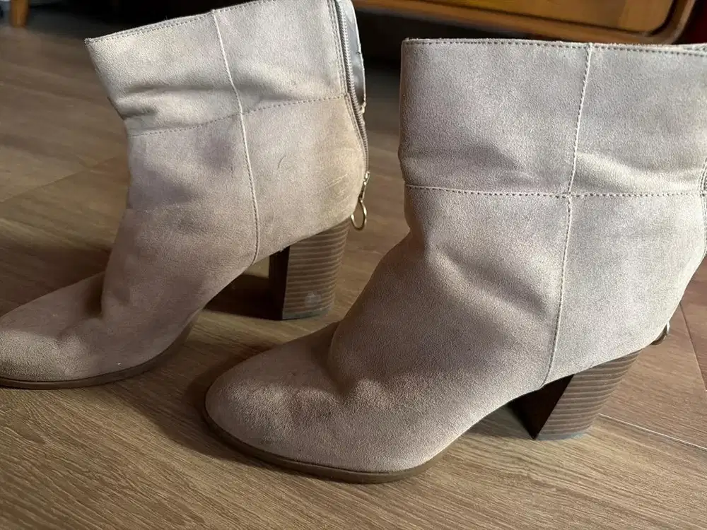 Sepatu boots bludru