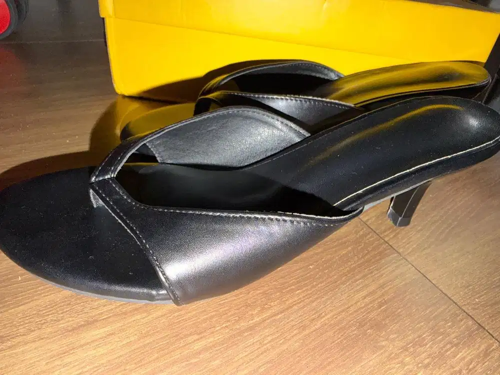 Sandal jepit hak tinggi