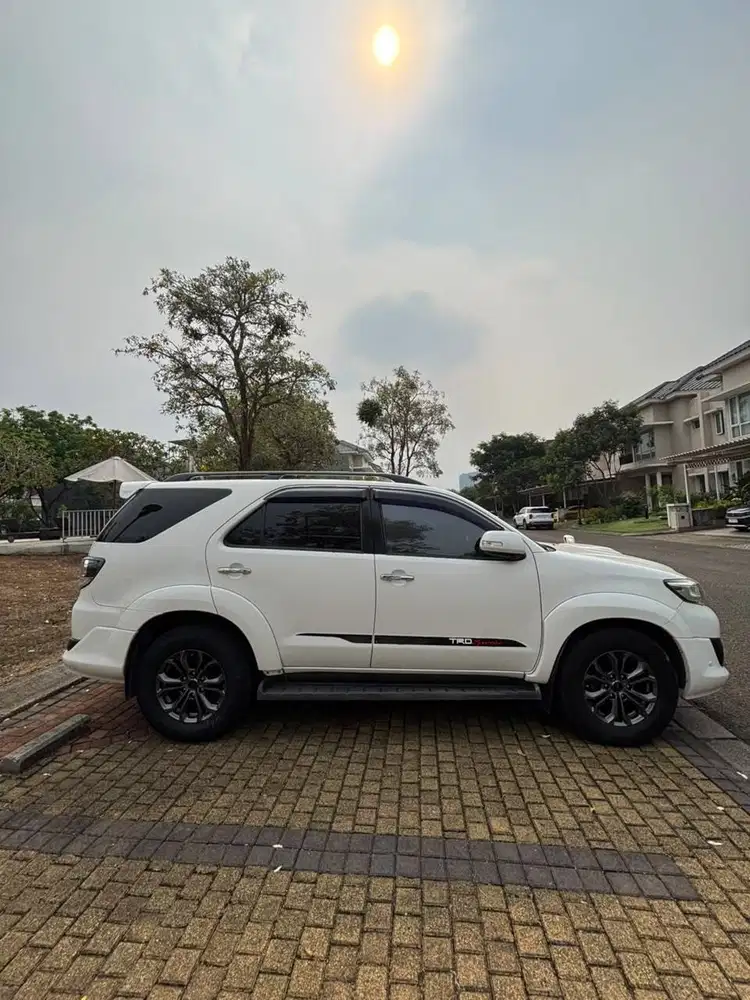 FOR SALE !!!  TOYOTA FORTUNER 2.5 G VNT TRD SOLAR - AT (PUTIH)