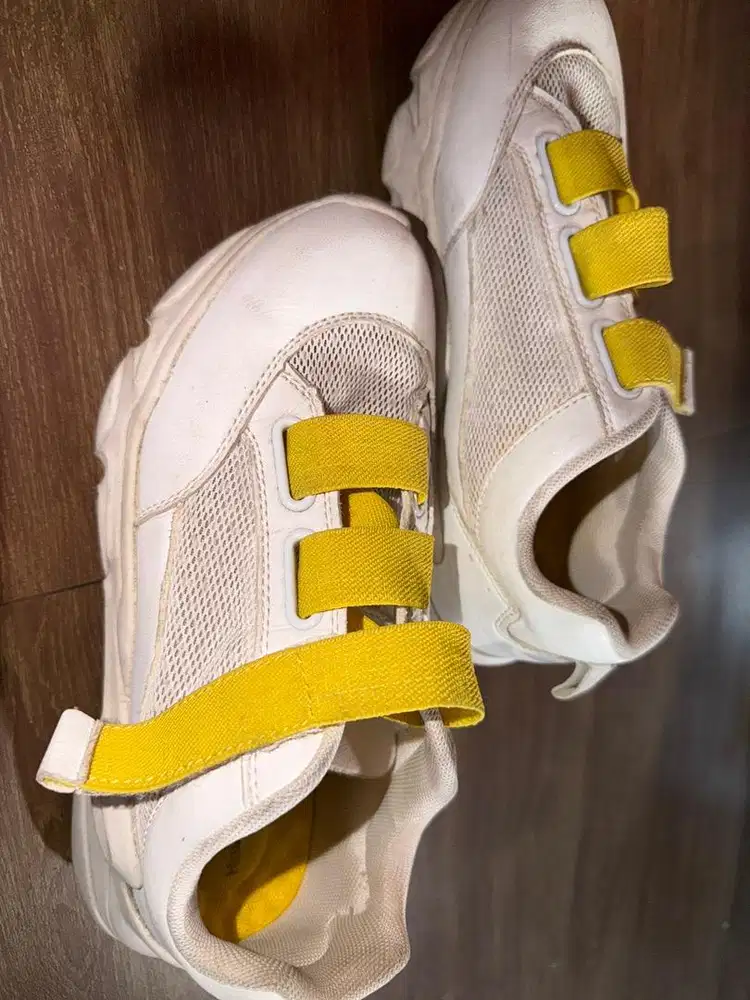 Sepatu sport wanita