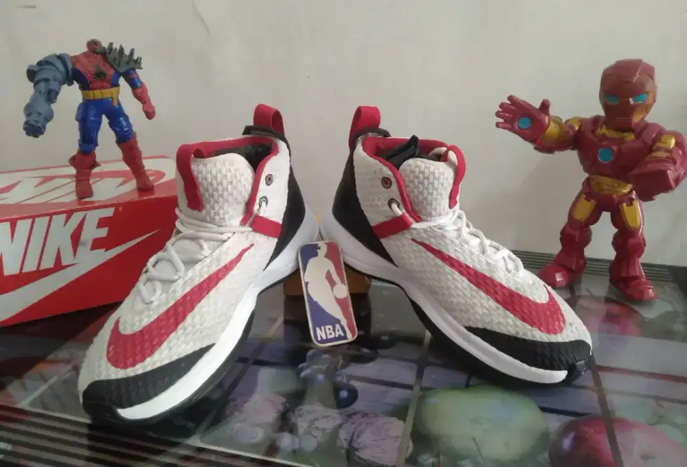 Sepatu Basket Volly Nike Zoom Rize keren