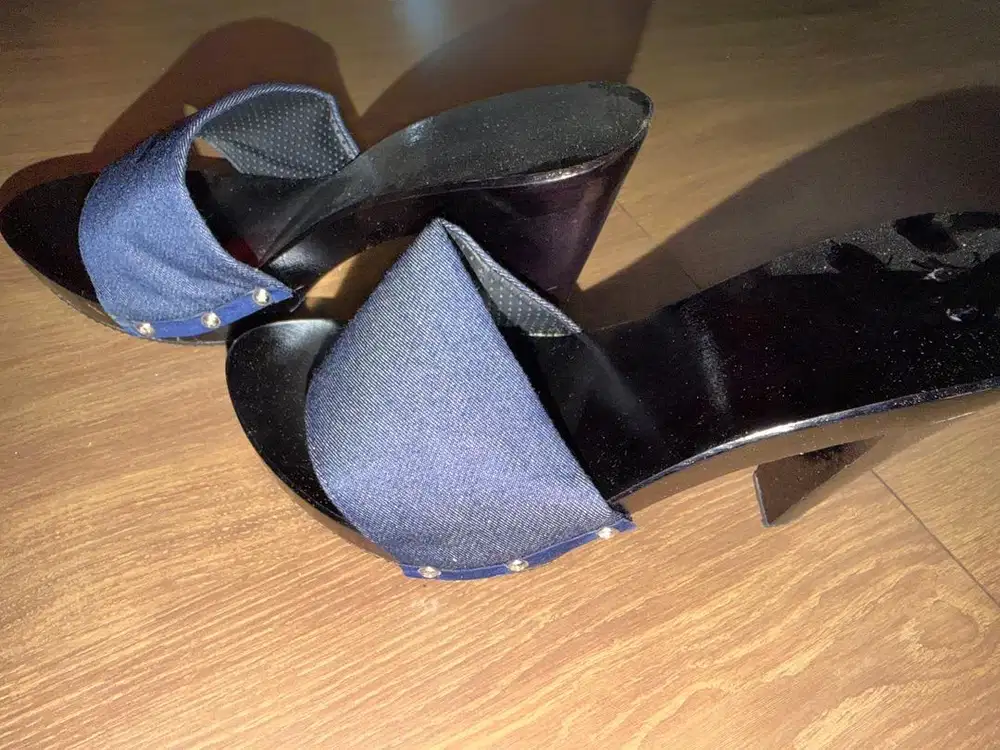 Sandal kayu hak tinggi