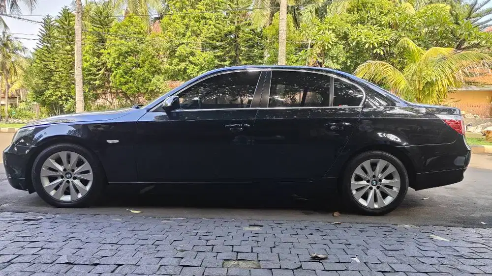 BMW 523iA E60 Hitam