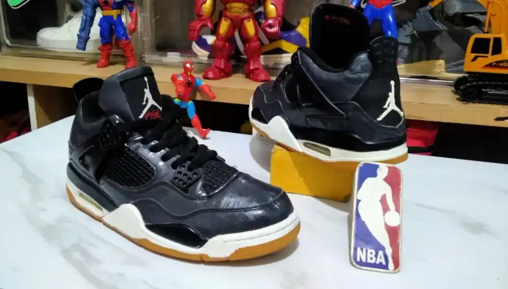 Sepatu Basket Nike Jordan Retro 4 Black Laser Gum