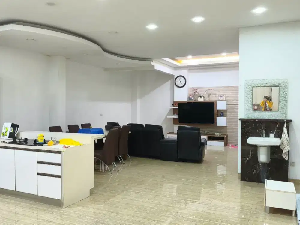 Dijual Rumah Green Lake City Amerika Latin, Dekat Danau, 2,5 Lantai, LT 250 M², LB 650 M², Rp 7,5 M Nego