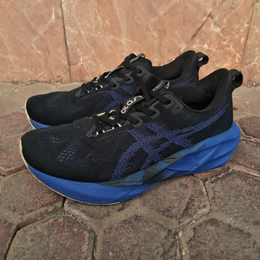 Sepatu asics novablast 5