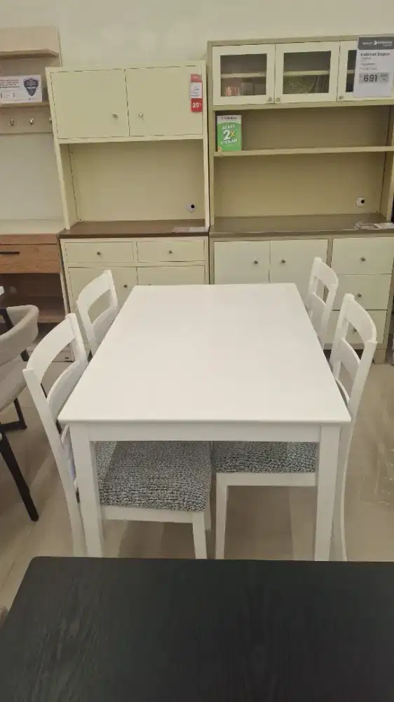 Meja makan yania