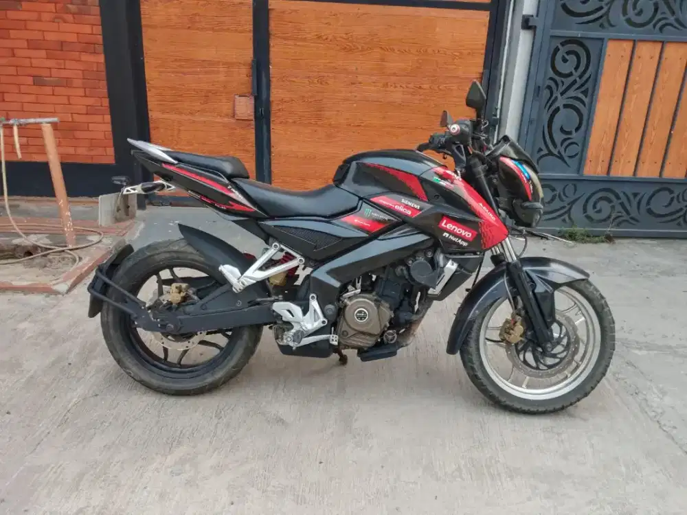 Kawasaki bajaj 200cc tahun 2013 siap pakai, mesin cakep.