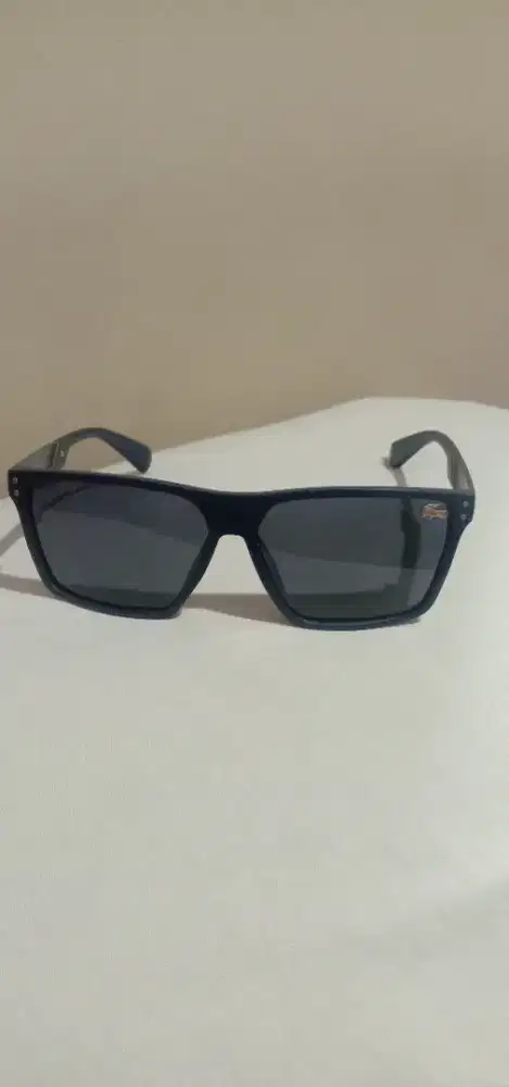 Kacamata Lacoste .