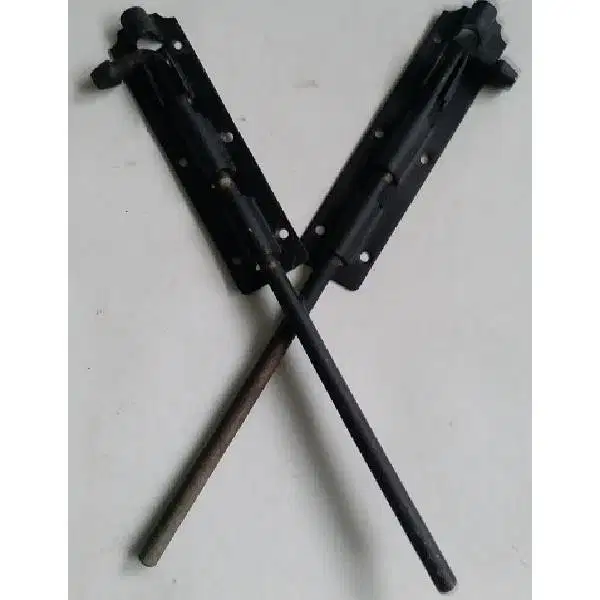 Grendel pintu / jendela antik terbuat dari bahan besi