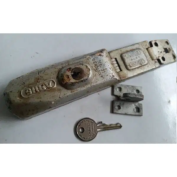 Antik slot pintu dari kuningan komplit dengan kuncinya merk  ABUS N0.3