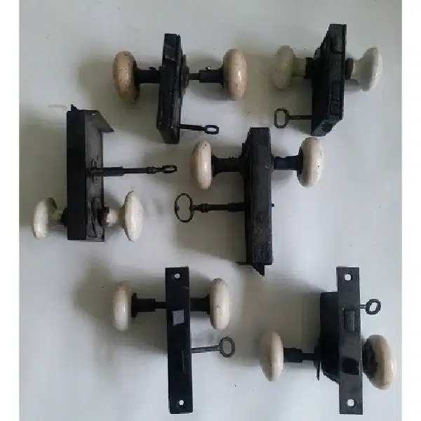 Pegangan pintu antik - art deco bahan porcelain komplit dengan anak ku