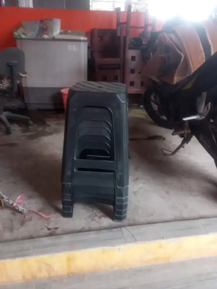 kursi plastik bekas