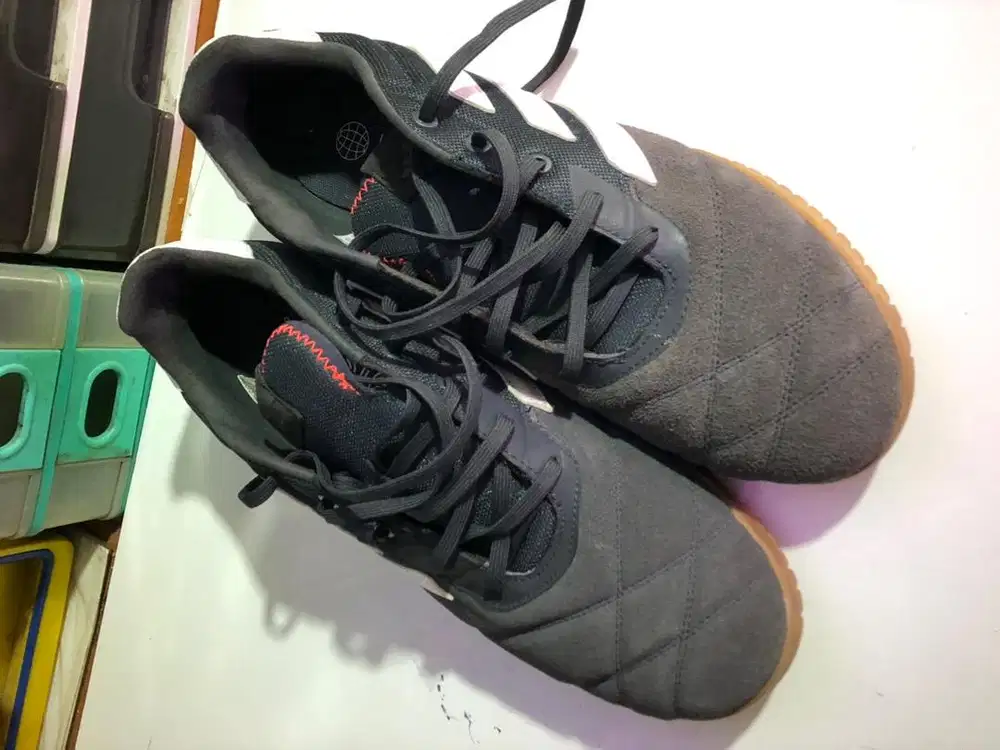 Sepatu futsal adidas bekas