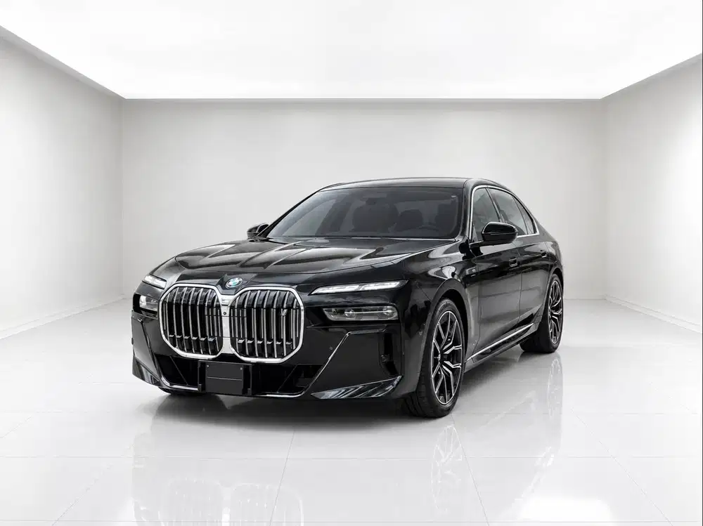BMW i7 EV 2023 BLACK ON BLACK