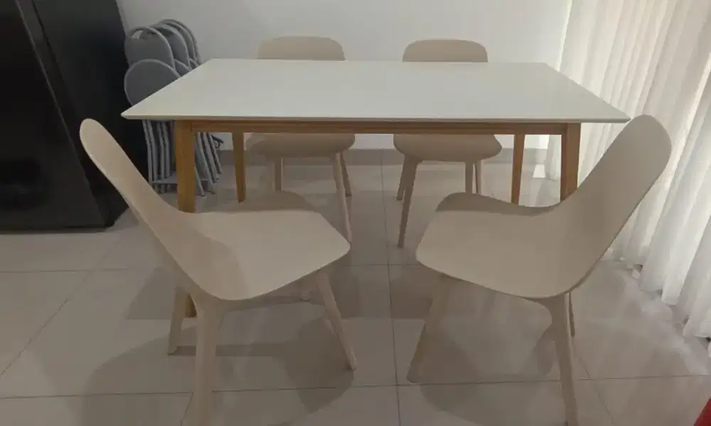 Set Meja Makan dan Kursi