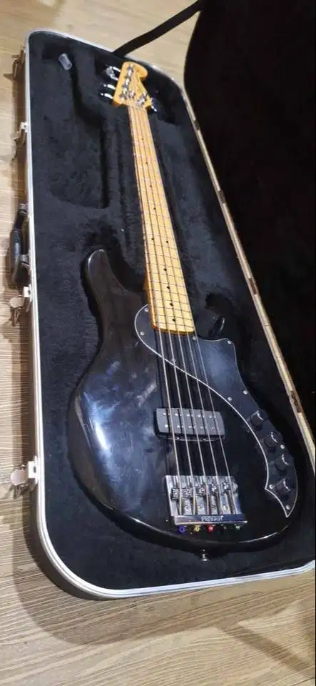 Squier by Fender Deluxe Dimension 5 String Bass V, Black