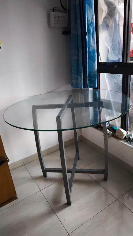 Meja makan kaca