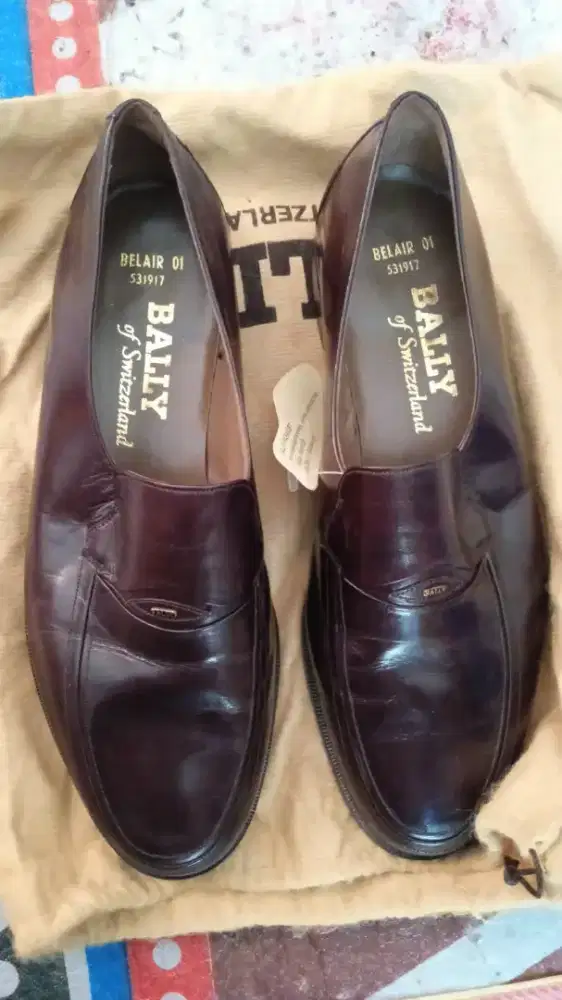 Sepatu pria baru masih ada tag