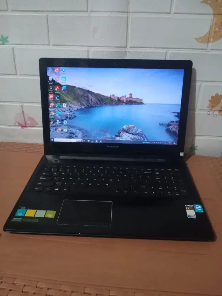 Laptop Lenovo Z50 
AMD fx gen7 
Dobel VGA 2gb 
Ram 8 GB
SSD 512 GB