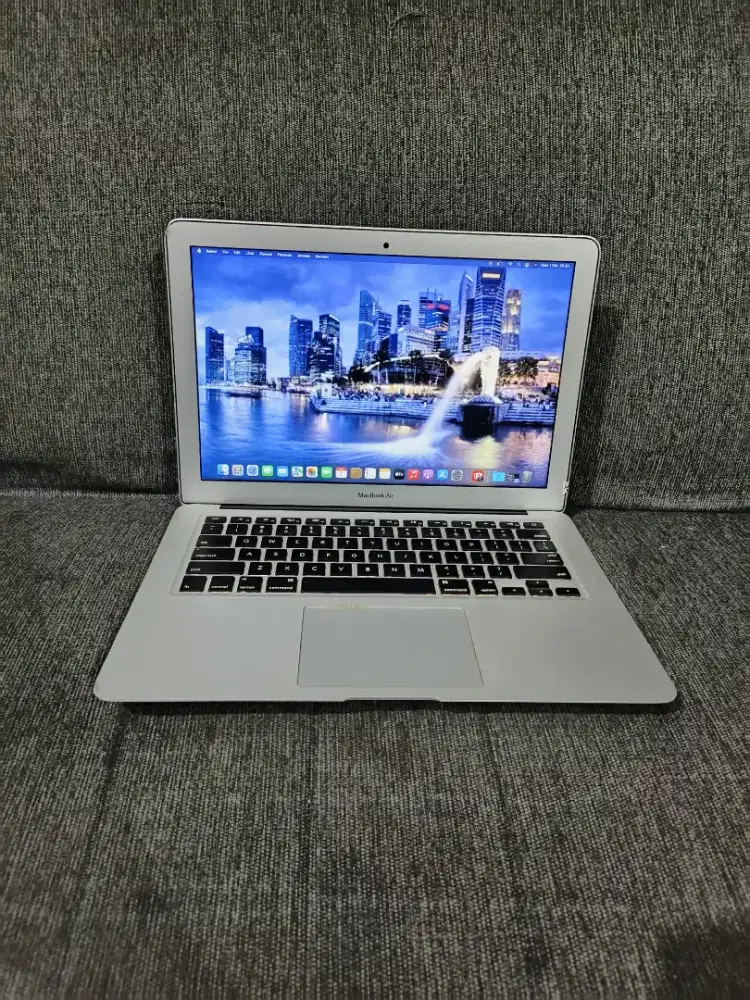 MacBook Air 13-inch, 2017
Intel Core i5
Ram 8 GB
SSD 128 GB