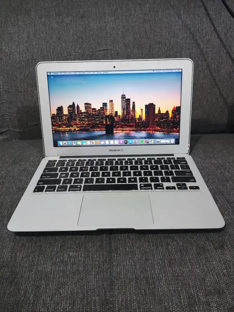 MacBook Air 11-inch, 2012
Intel Core i5
Ram 4/64 GB
Layar 11 inch