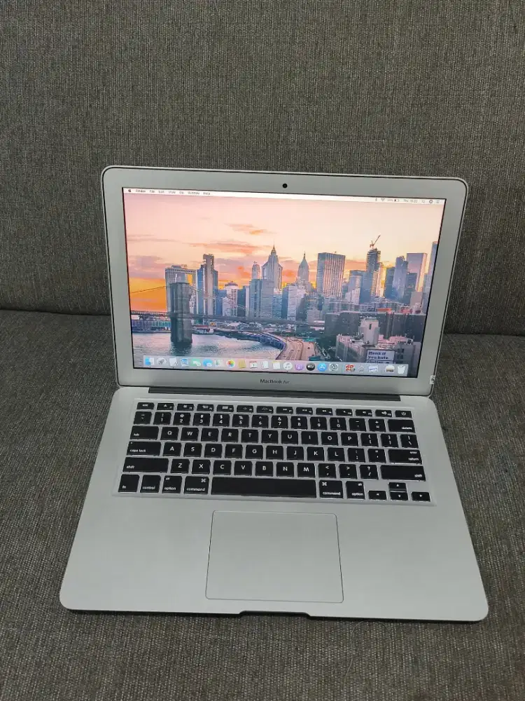 MacBook Air 13-in, 2014
keyboard Nyala
Intel Core i5
Ram 4GB/SSD 128GB