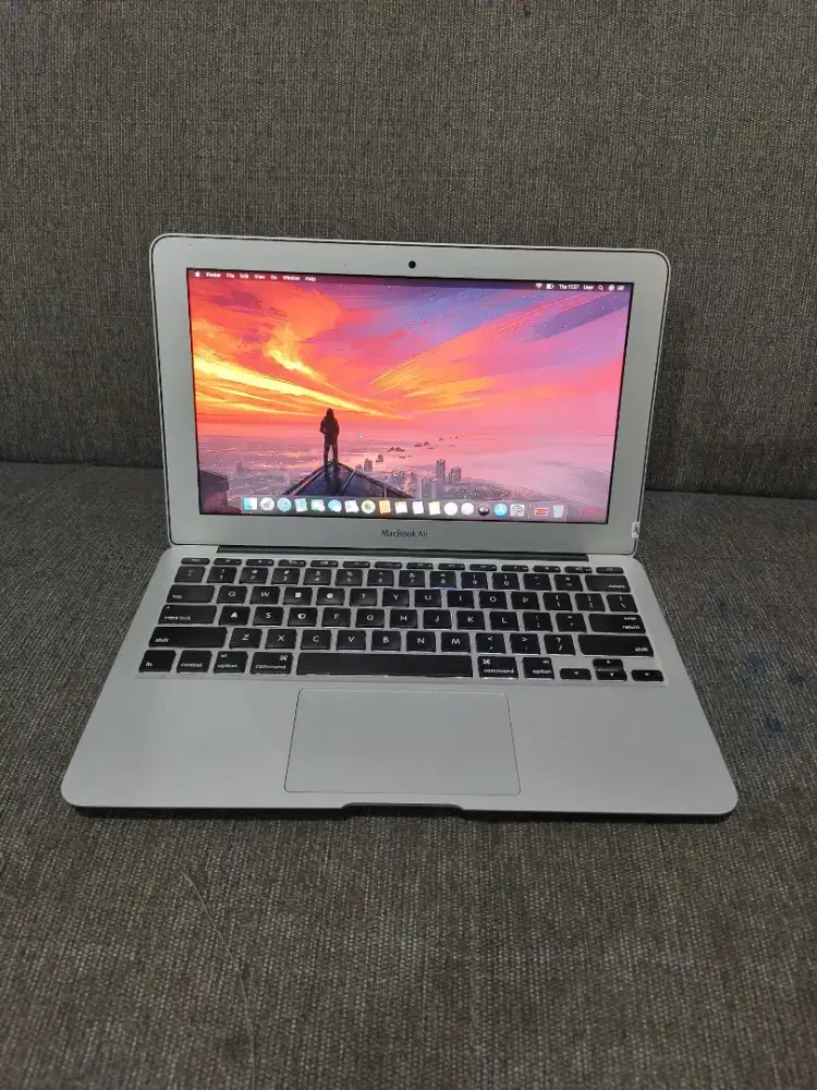 MacBook Air 11-inch, 2012
Intel Core i7
Ram 8 GB
SSD 256 GB