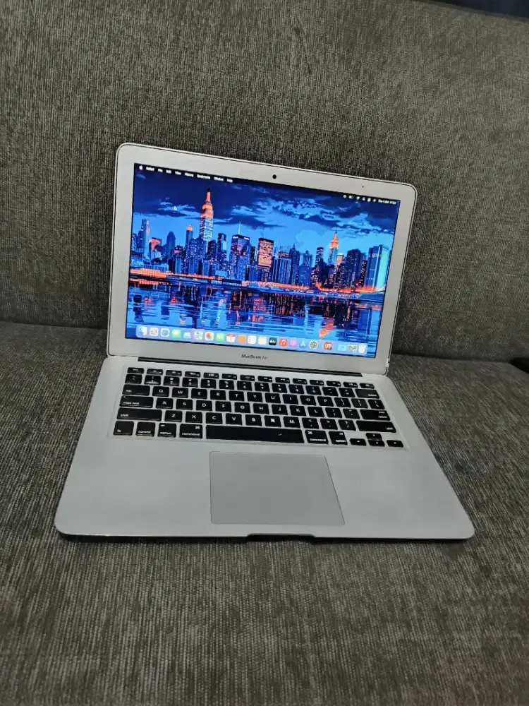 MacBook Air 13-in, 2015
keyboard Nyala
Intel Core i5
Ram 4GB
SSD 128GB