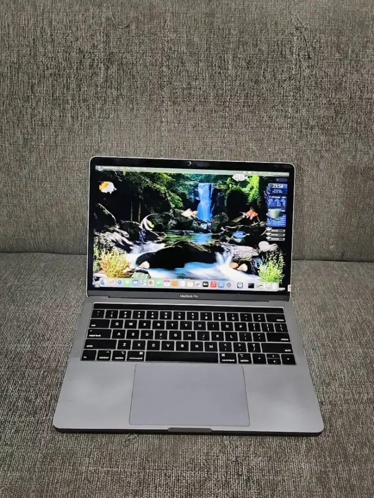MacBook Pro Retina 13-in, 2019( Toschbar) Core i7
Ram 16 GB
SSD 512 GB