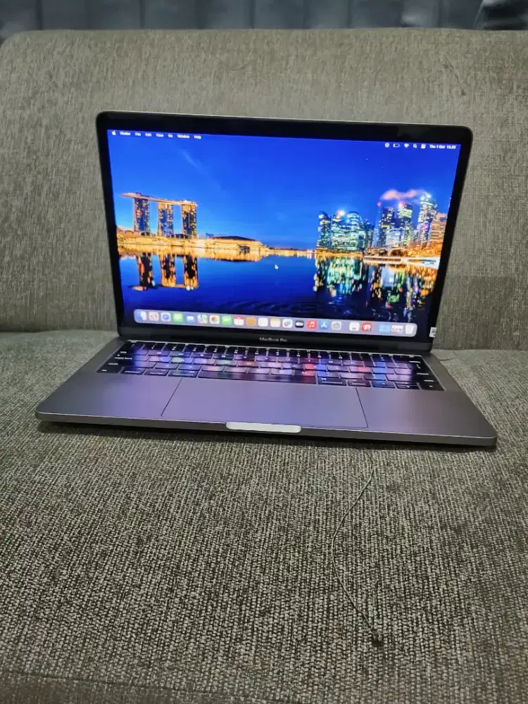 MacBook Pro Retina 13-inch, 2017
Intel Core i5
Ram 8 GB
SSD 256 GB