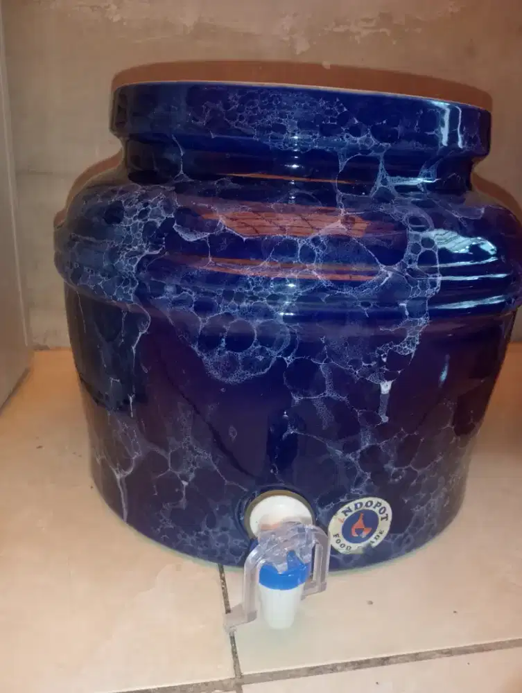 Guci dan dispenser