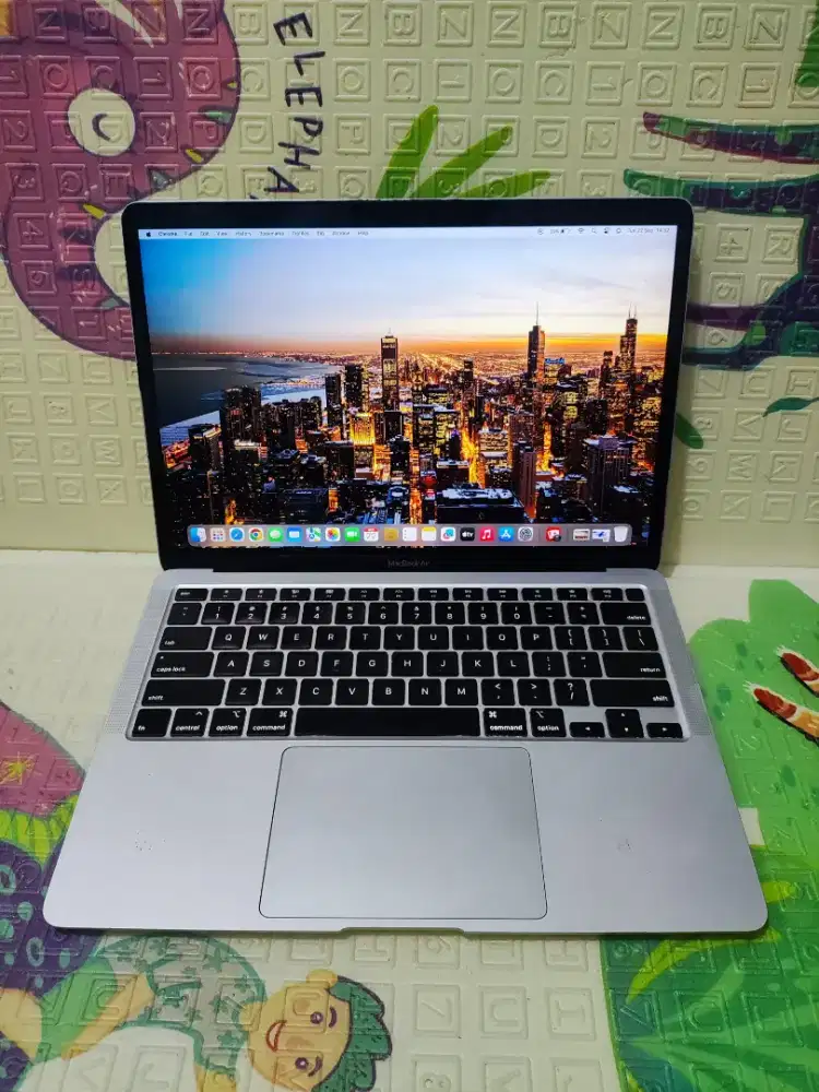 MacBook Air Retina 13-inch 2020 Silver
Intel Core i3
Ram 8GB
SSD 256GB