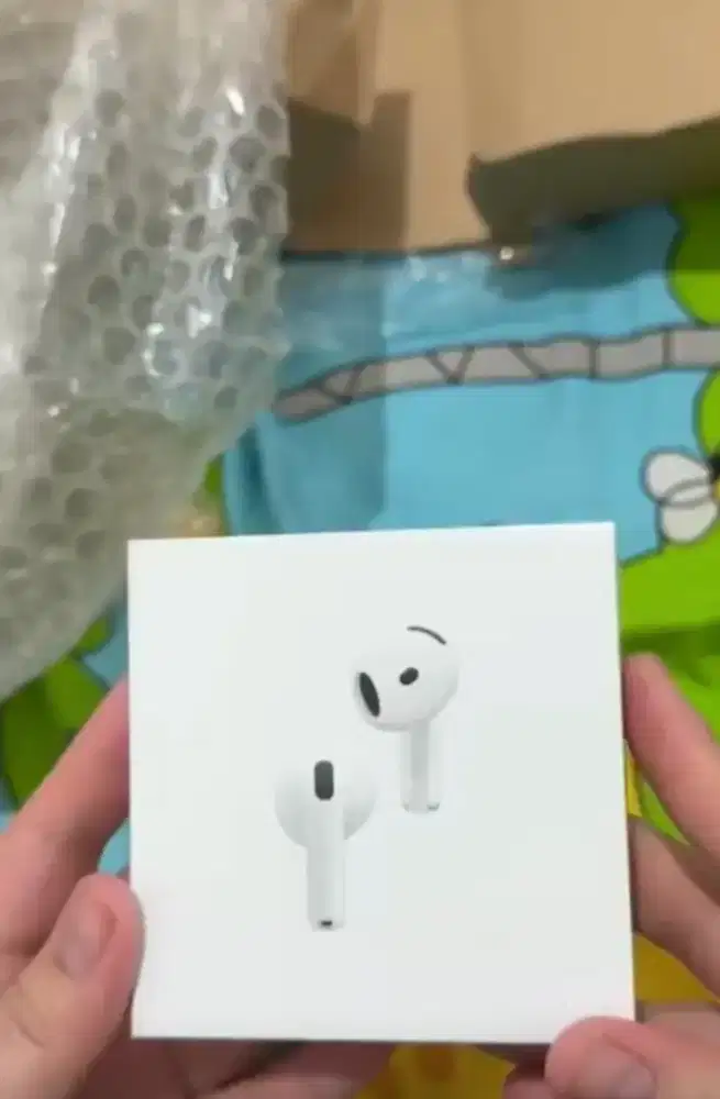 Apple airpod 4 with active noise cancellation