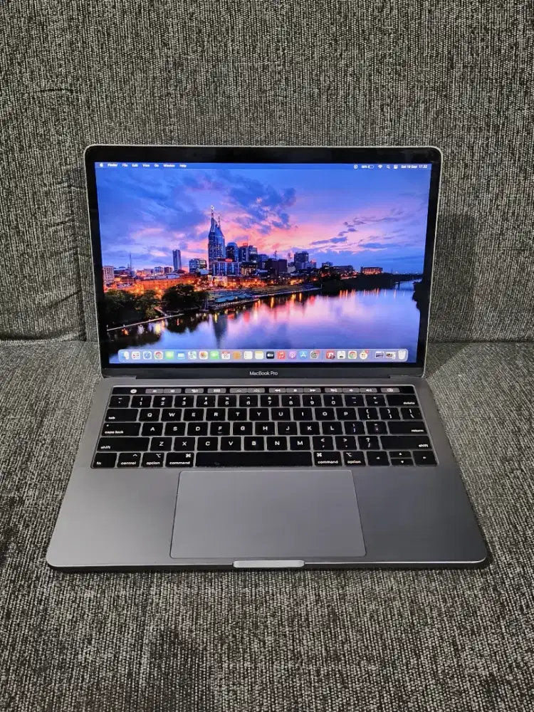 MacBook Pro Retina 13in 2019 TouchBar Intel core i5
Ram 8 GB
SSD 128GB