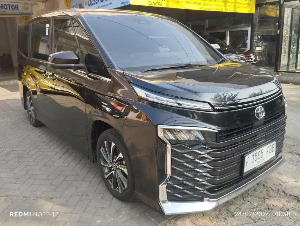 Toyota Voxy 2.0 A/T 2023