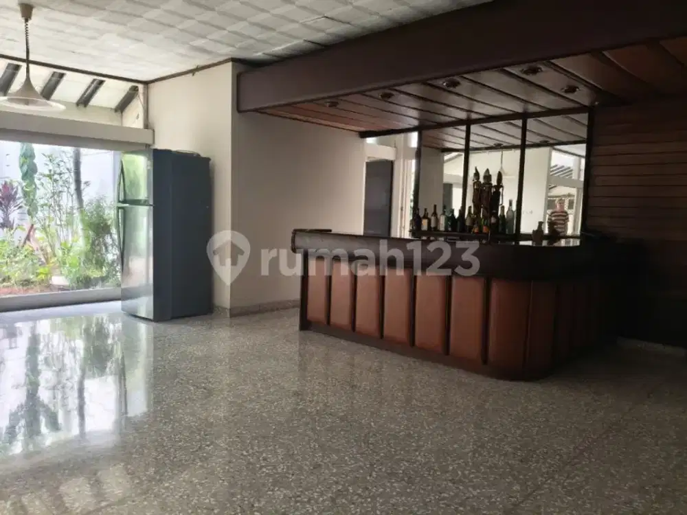 Sewakan Rumah di Pinggir Jalan Darmawangsa 10, Strategis,Siap Huni, 1000M2