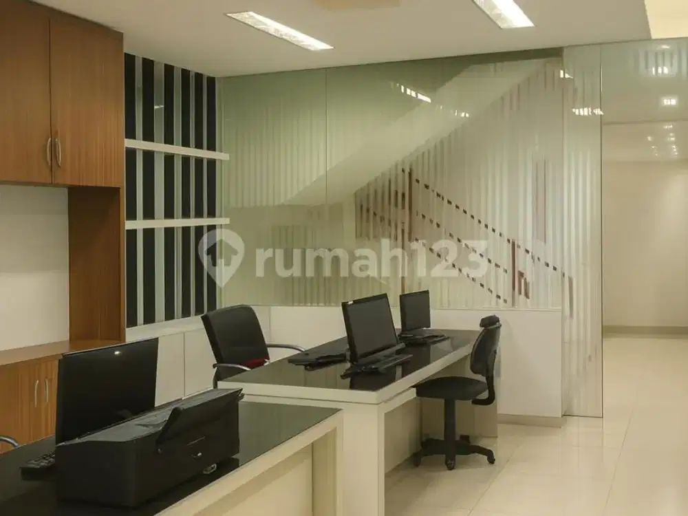 Ruko, di Kelapa Gading, 5 Lantai, 72/288M2, Siap Huni, Adalift Barang, AC, Garasi, Gudang, Bebas Banjir