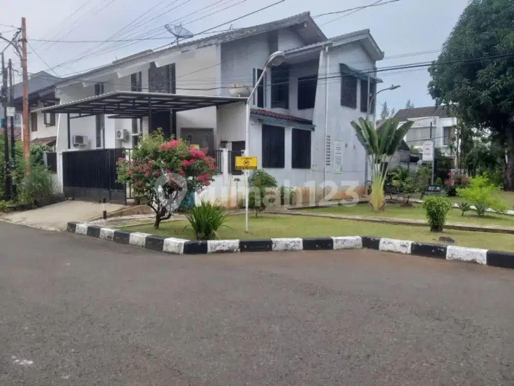 Rumah, 2 Lantai, SHM, di Pulomas, Hoek, Siap Huni, 250M2, 4+1 Kamar, Hadap Selatan, Strategis