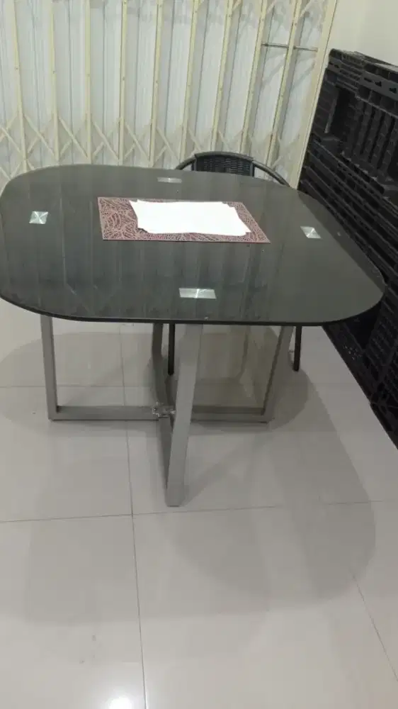 Meja kaca, kaki besi