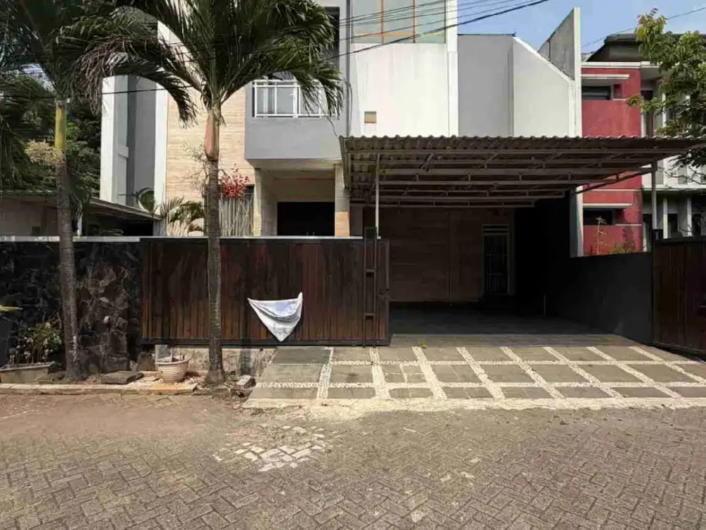 Di Jual Rumah Secondary dengan bangunan 3 lantai dan Dilengkapi kolam renang pribadi