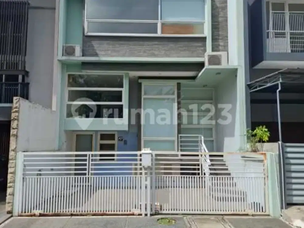 Dijual, Rumah Terawat di Kompleks Villa Kebon Jeruk 2 Lantai