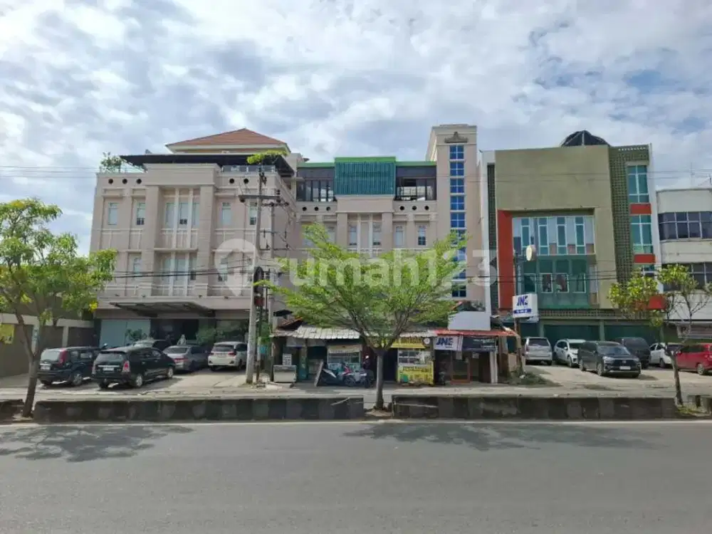 Dijual, Hotel 4 Lantai + 3 Ruko Gandeng di Jl. Pangeran Antasari, Lokasi Strategis