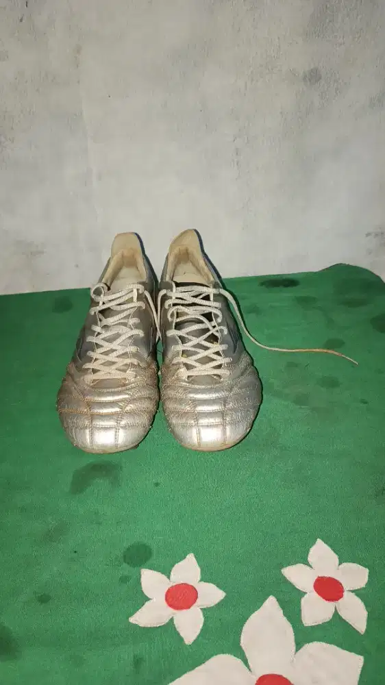 SEPATU BOLA MIZUNO MORELIA (SILVER)
