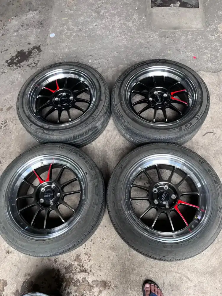 Venom5 ring 18x8,5 pcd 5x114,3 ET 40 ban 215/55 R17. Velg baru